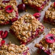 närbild av cherry pie bars på pergamentpapper.
