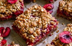 Körsbärspajbarer med brunsockermandel Streusel