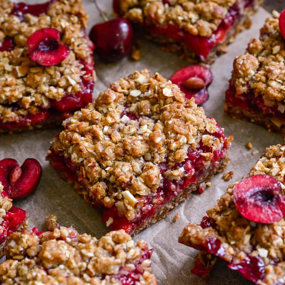 Körsbärspajbarer med brunsockermandel Streusel