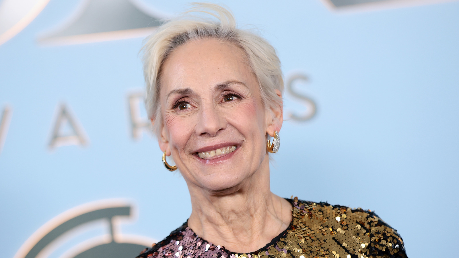 Laurie Metcalfs Tony Awards-klänning 2026 blev bedövad men hennes gråa hårförvandling stal showen