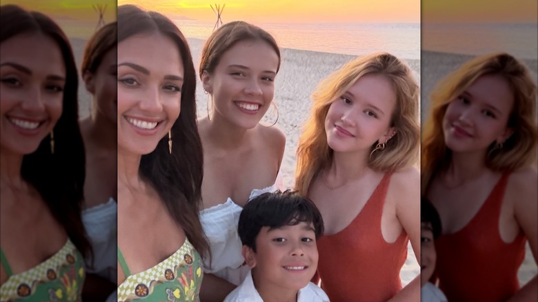 Jessica Alba poserar för en strandselfie med sina döttrar Honor och Haven och sonen Hayes.