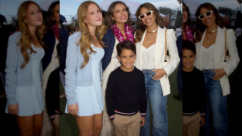Jessica Alba i jeans och vit kavaj poserar med sina döttrar Honor och Haven och sonen Hayes.