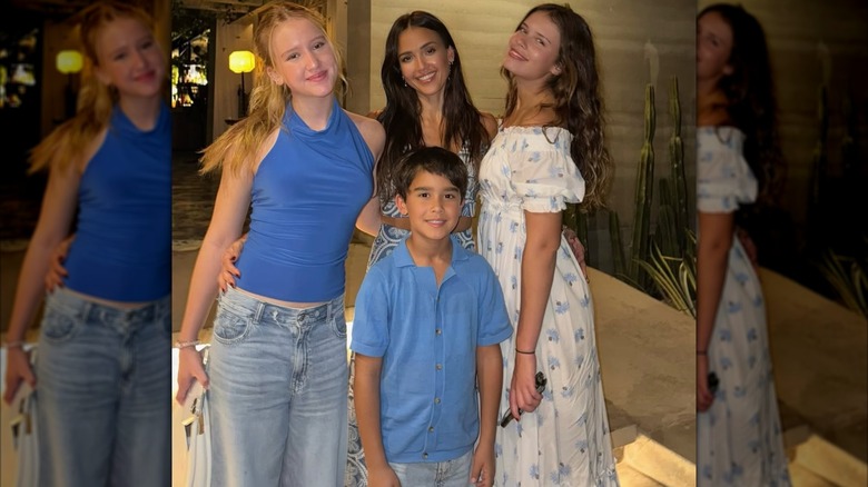 Jessica Alba poserar med sina döttrar Honor och Haven och sonen Hayes i ledig klädsel.