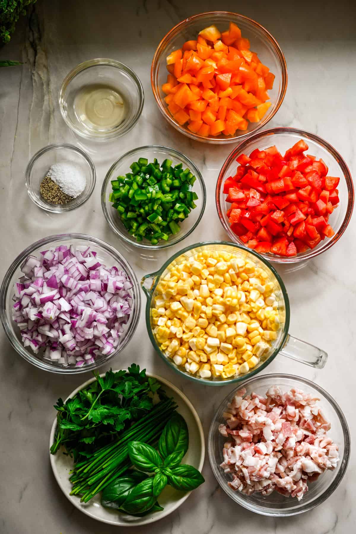 ovanifrån av ingredienser för konfetti majs i individuella skålar.