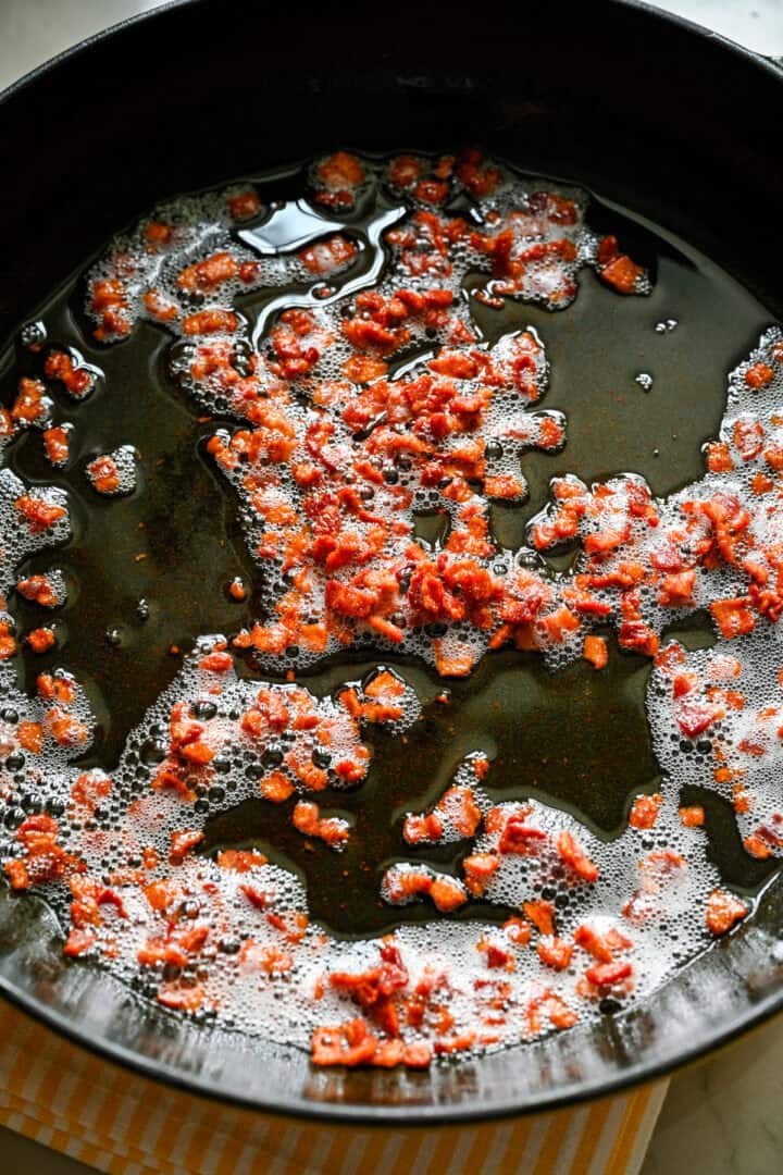 stekt bacon i en stekpanna.