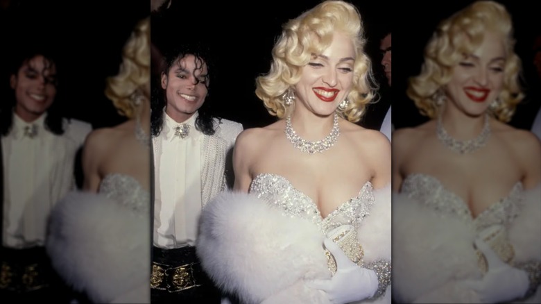 Madonna klädd i en täckt vit klänning bredvid Michael Jackson
