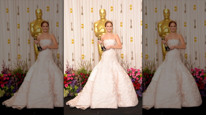 Jennifer Lawrence vinner en Oscar i en vit balklänning