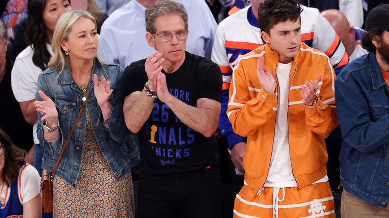 Christine Taylor, Ben Stiller och Timothee Chalamet i Knicks vs Spurs-matchen