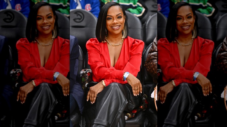 Kandi Burruss bär en röd topp
