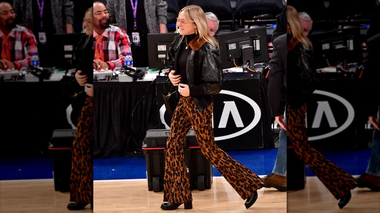 Chloe Sevigny bär leopardmönstrade byxor