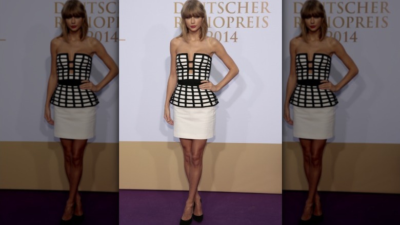 Taylor Swift poserar på ett event 2014 i en peplumbur-stil