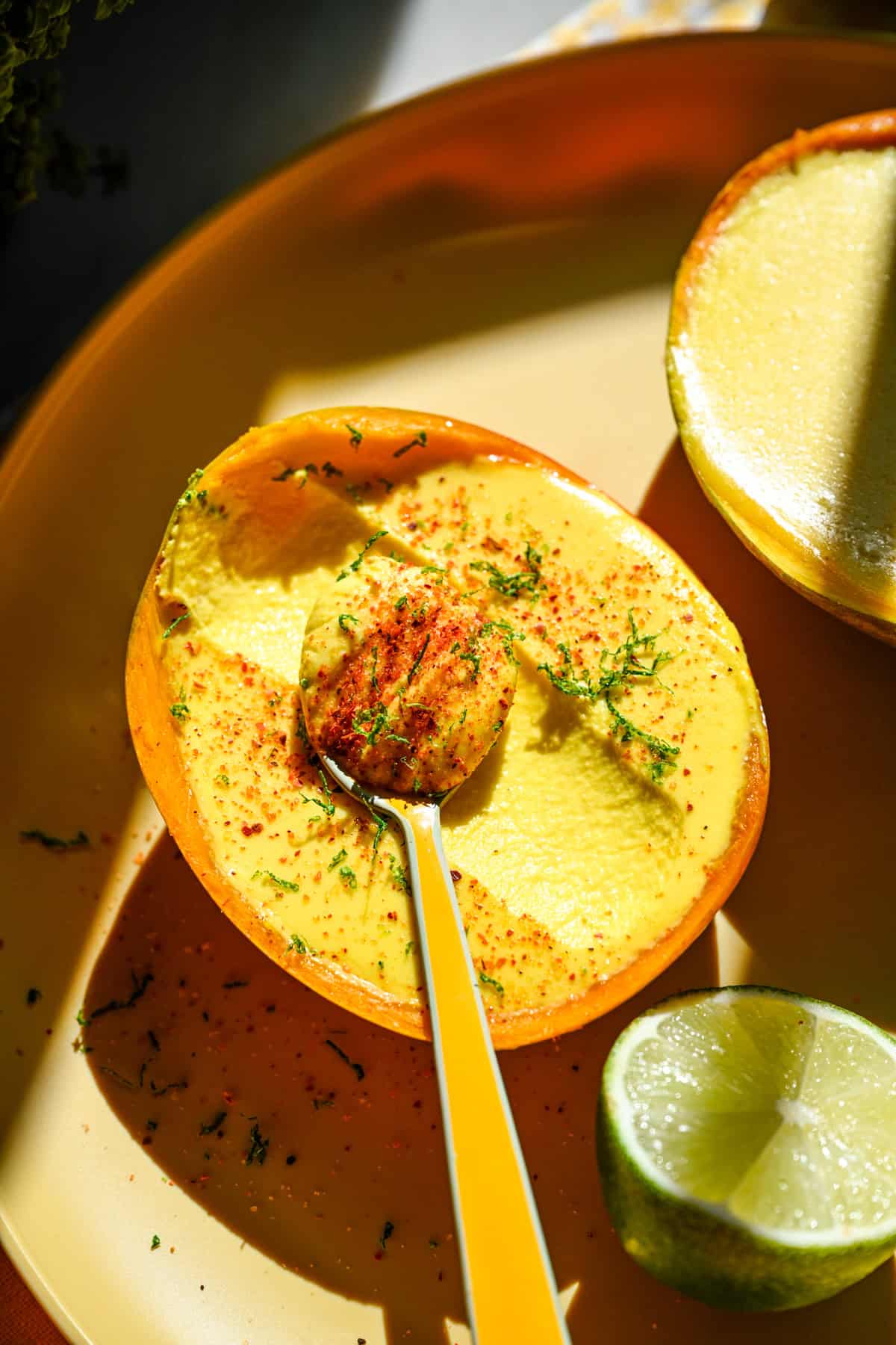 Ovanifrån av mangoposset med tajin och limeskal.