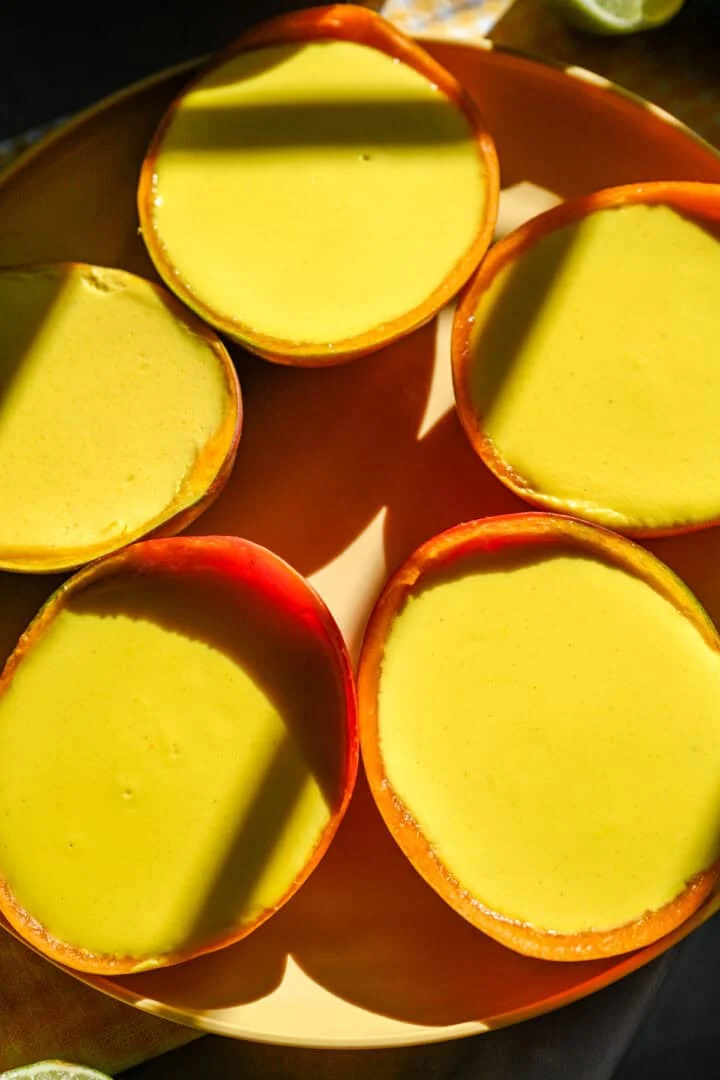 Ovanifrån av mangopossets på en tallrik.