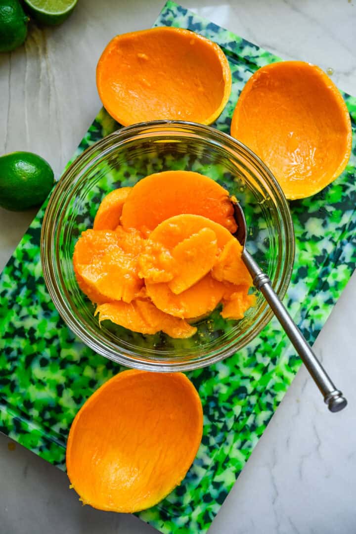 Ovanifrån av mango i en glasskål.