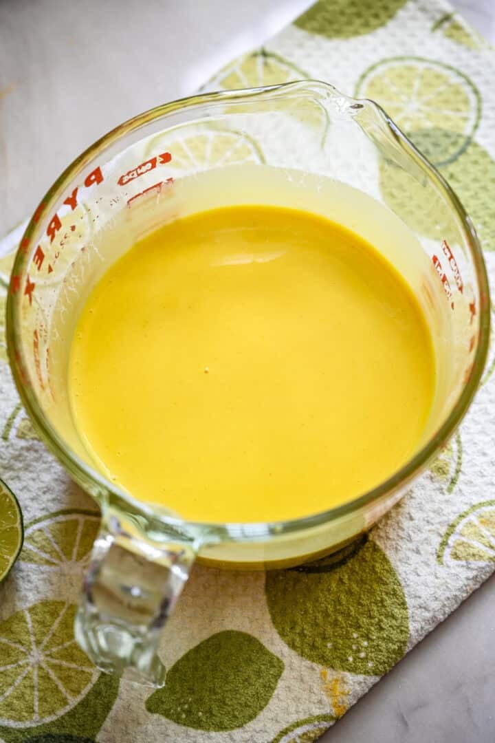 Ovanifrån av mangoposset efter silning.