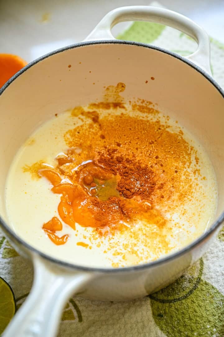 Mango posset ingredienser i en kastrull.