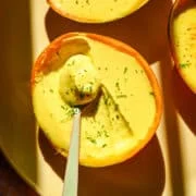 Ovanifrån av mangoposset med en skopa uttagen.