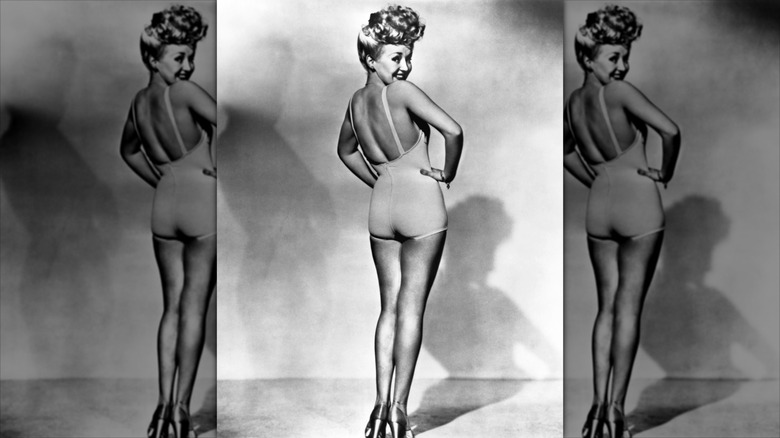 Svartvit pinup-foto av Betty Grable