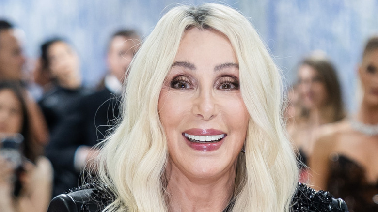 Cher ler för kameran på en röda mattan händelse