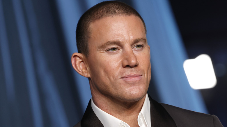 Channing Tatum ler vid ett evenemang för kändisar