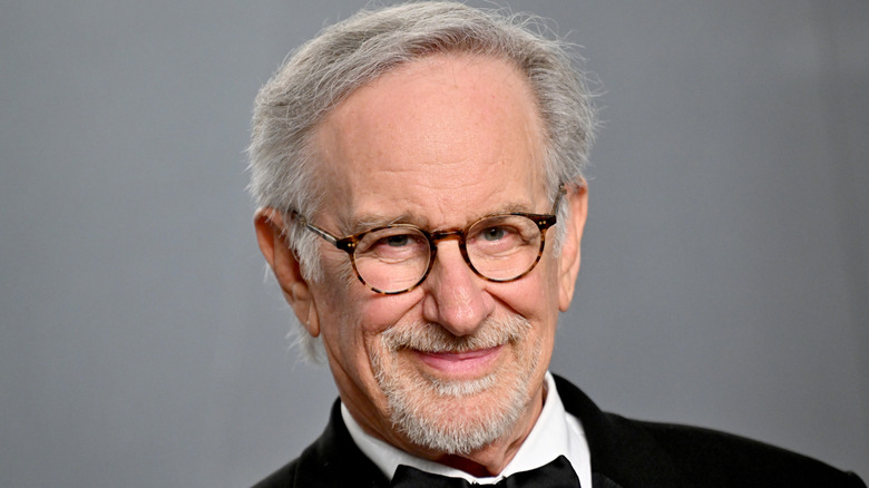 Steven Spielberg på ett kändisevenemang med svart slips