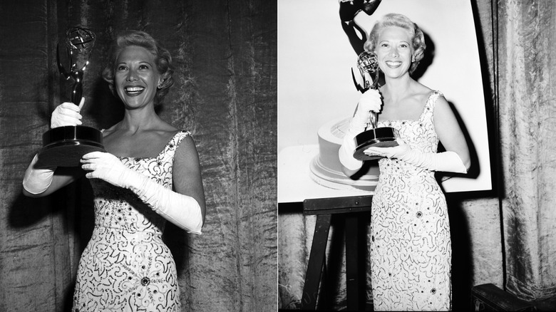 Dinah Shore håller en Emmy den 10:e årliga Emmy Awards i Los Angeles i april 1958