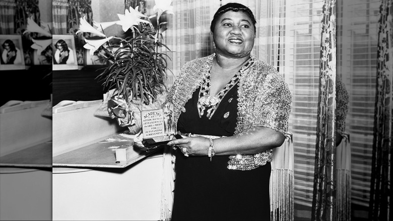 Hattie McDaniel med sin Oscar för bästa kvinnliga biroll 1945