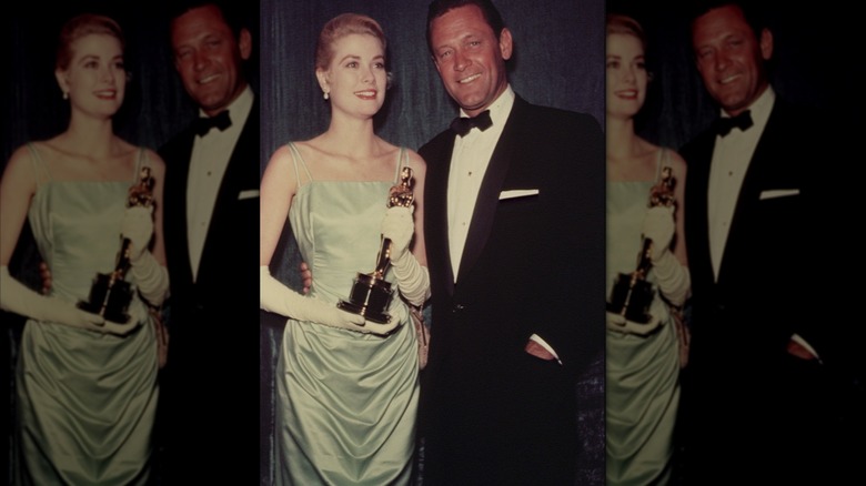 Grace Kelly och William Holden vid den 27:e Oscarsgalan 1955