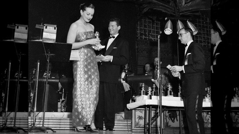 Victoria Shaw vinner priset för bästa nya stjärna vid den 13:e årliga Golden Globes i Los Angeles i februari 1956