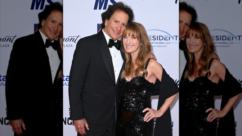 John Zambetti och Jane Seymour vid den 33:e årliga Race to Erase MS Gala i Los Angeles i juni 2026 / Jane Seymours förlovningsring