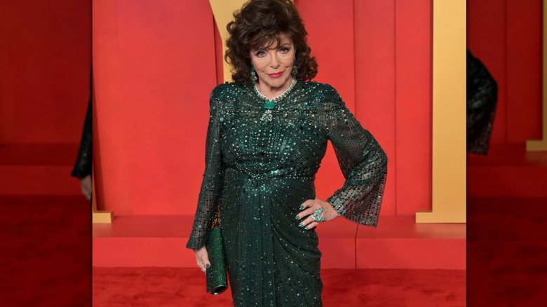 Joan Collins vid Oscarsgalan 2024 i svart klänning