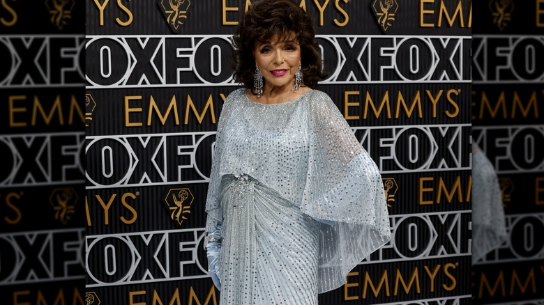 Joan Collins i glittrande klänning vid 2024 års Emmy-evenemang