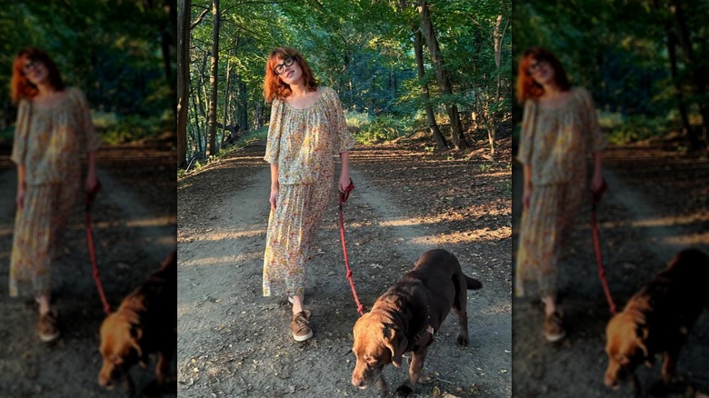 Molly Ringwald går ut med sin hund i september 2025
