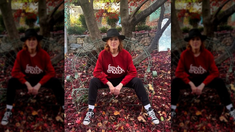 Molly Ringwald poserar i en park i november 2023