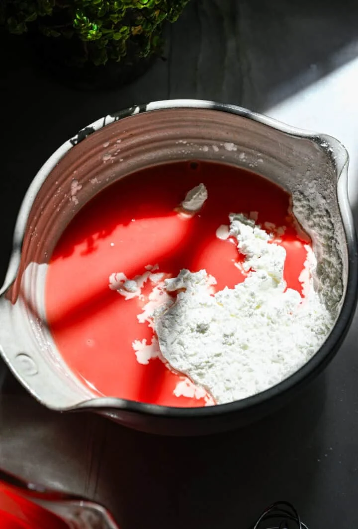 Ovanifrån av majsstärkelse och vattenmelon juice slurry.