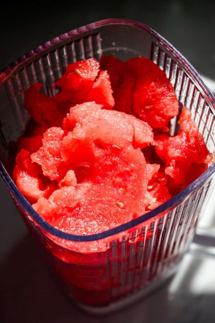Ovanifrån av vattenmelon i en mixer.