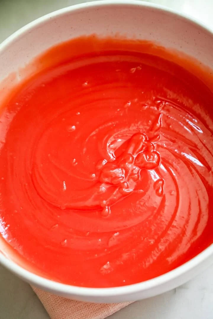 Ovanifrån av vattenmelonpudding i en vit skål.