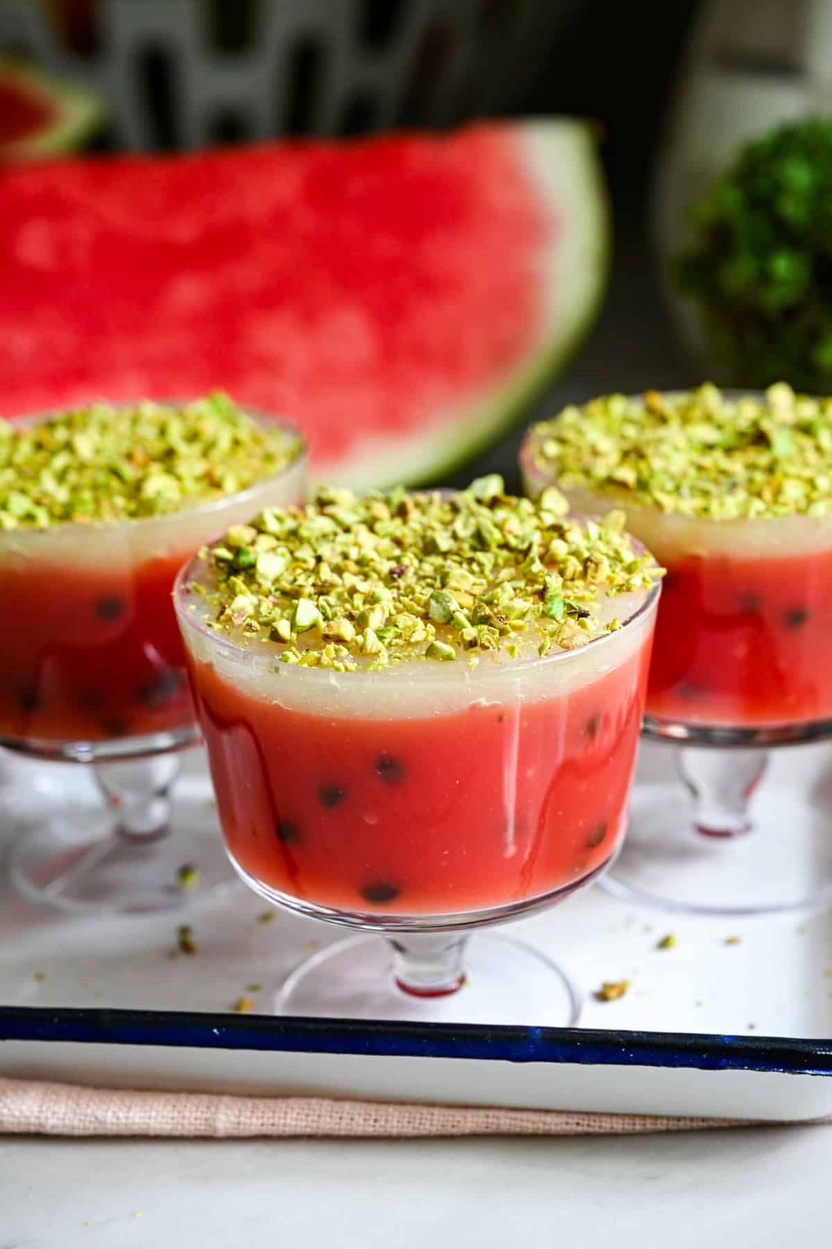 Framifrån av vattenmelonpudding i en dessertkopp.