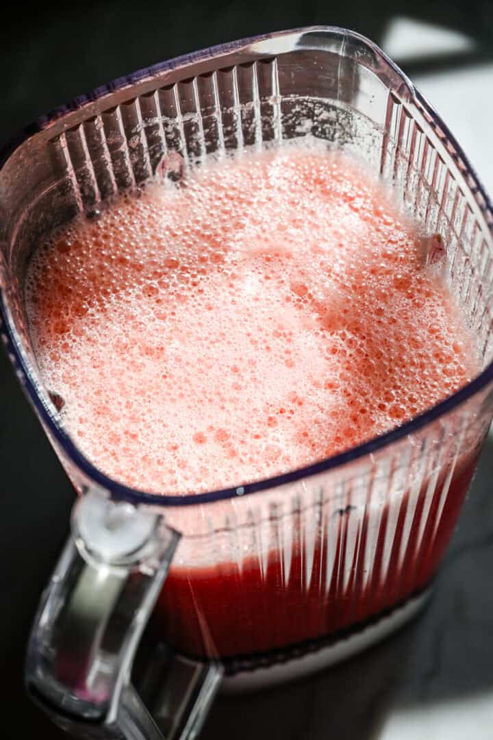 Ovanifrån av vattenmelonjuice i en mixer.