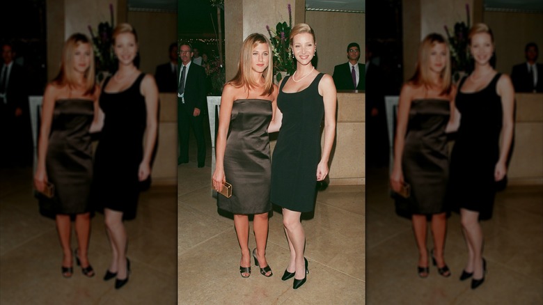 Lisa Kudrow i en liten svart klänning poserar bredvid Jennifer Aniston.