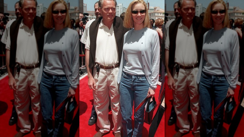 Lisa Kudrow poserar vid ett röda mattan-evenemang i jeans och kofta.