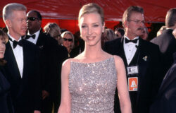 Throwback-bilder på Lisa Kudrow visar upp hennes toppklänningar från 90-talet