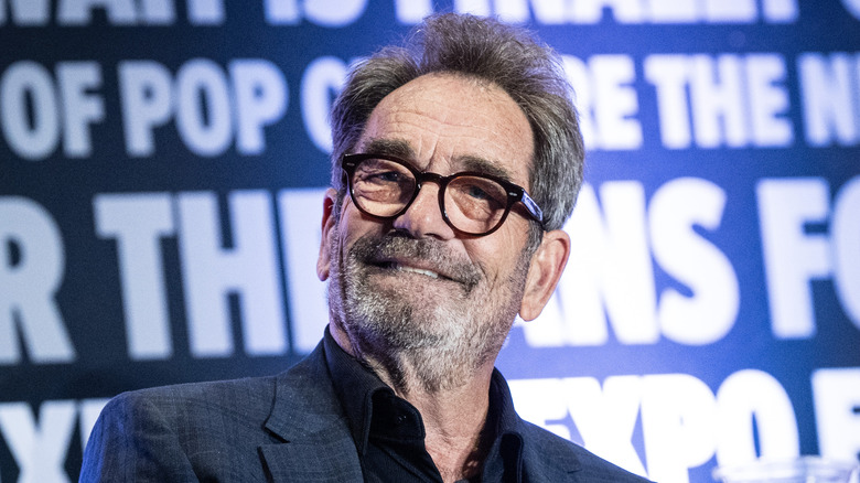Huey Lewis pratar