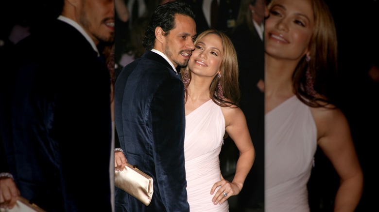 Jennifer Lopez i en babyrosa klänning och ler mot Marc Anthony i en marinblå mockakostym.