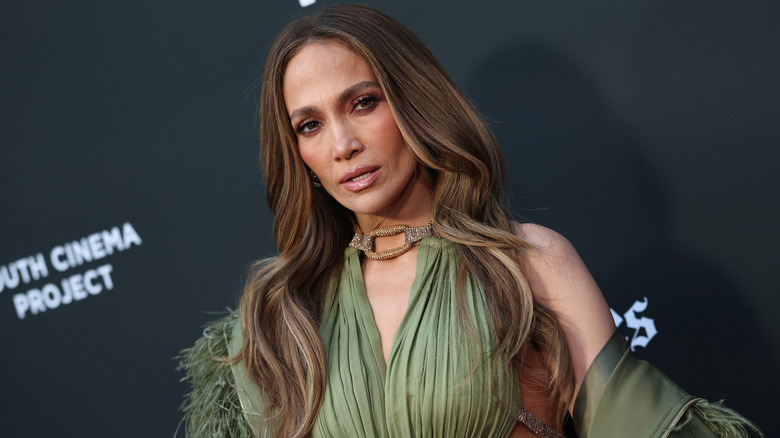 Jennifer Lopez i en grön klänning med håret neråt