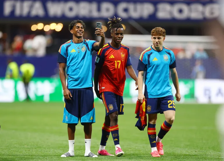 Spaniens Lamine Yamal, Nico Williams och Victor Munoz firar