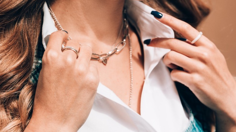 En kvinna som bär ett gem halsband