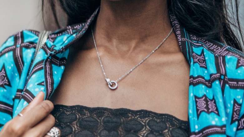 En kvinna som bär ett minimalistiskt halsband