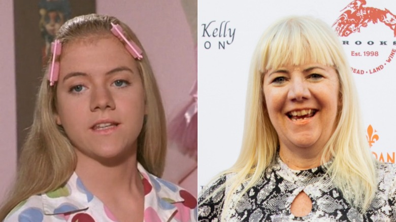 Bild sida vid sida av Jennifer Elise Cox som Jan Brady till vänster och 2024 vid ett röda mattan-evenemang till höger.