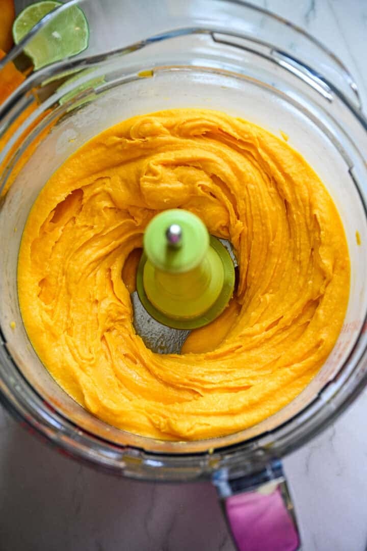 Mangosorbet ingredienser i en matberedare efter mixning.